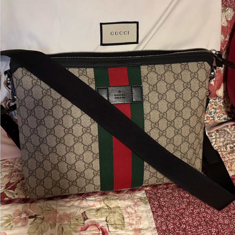 Gucci ♥️ SPECIAL PRICE ♥️ Beige Monogram crossbody, with Red and Green Stripe